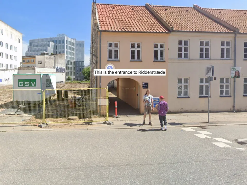 The street entrance to Ridderstræde through the archway.