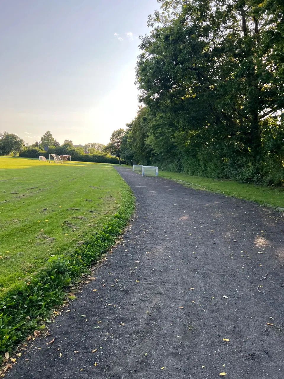 Løbebanen med små fodboldmål langs siden.